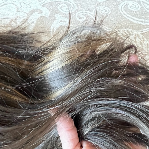 Medium Wavy Layered Cut Synthetic wig - Picture 8 of 16